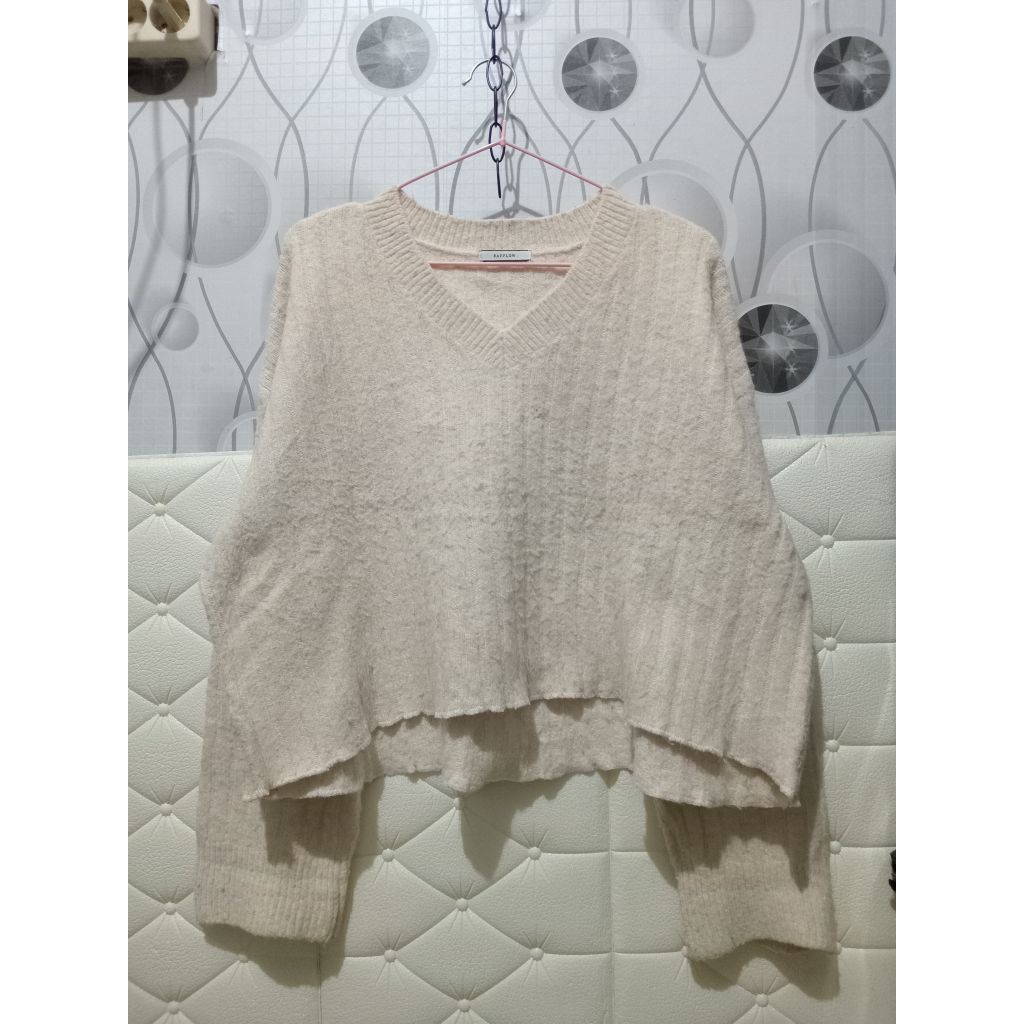 Sweater rajut bulu croptop oversize by BAYFLOW warna cream
