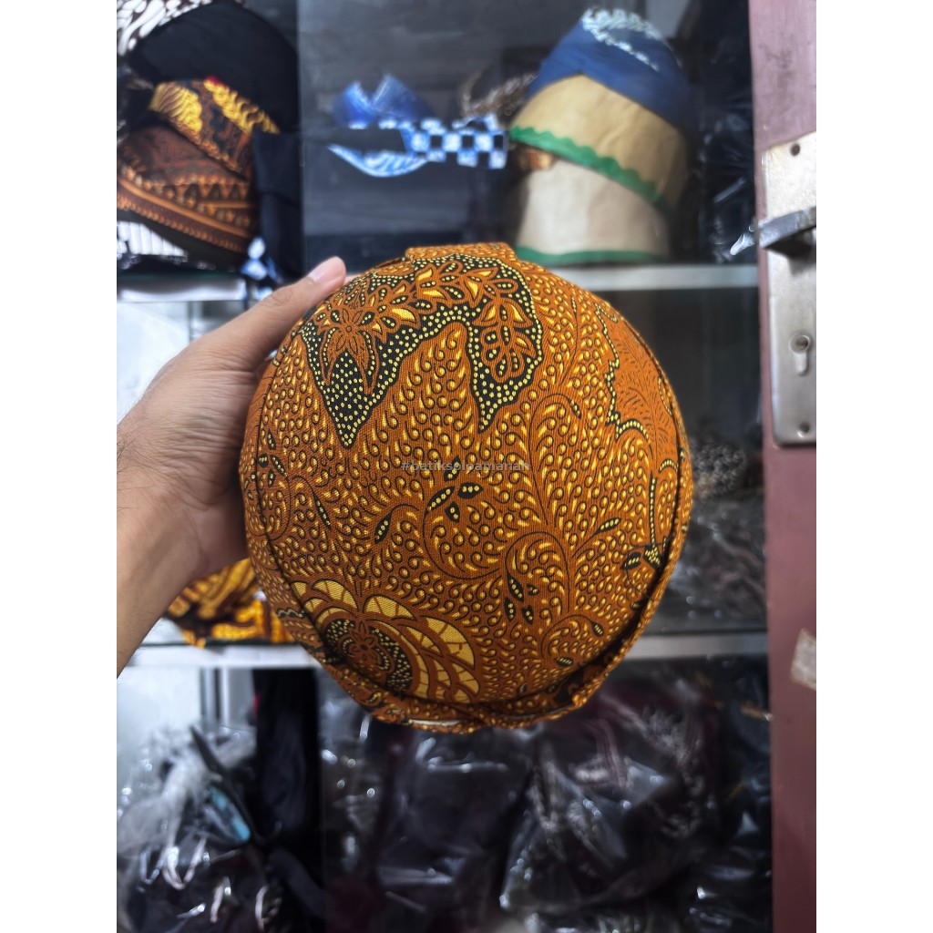 BLANGKON SOLO MOTIF WAHYU TUMURUN SOGAN BATIKSURYASOLO