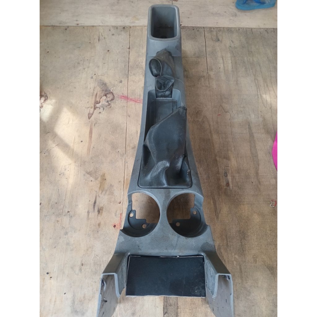 CONSULT BOX TENGAH KIA RIO 2005