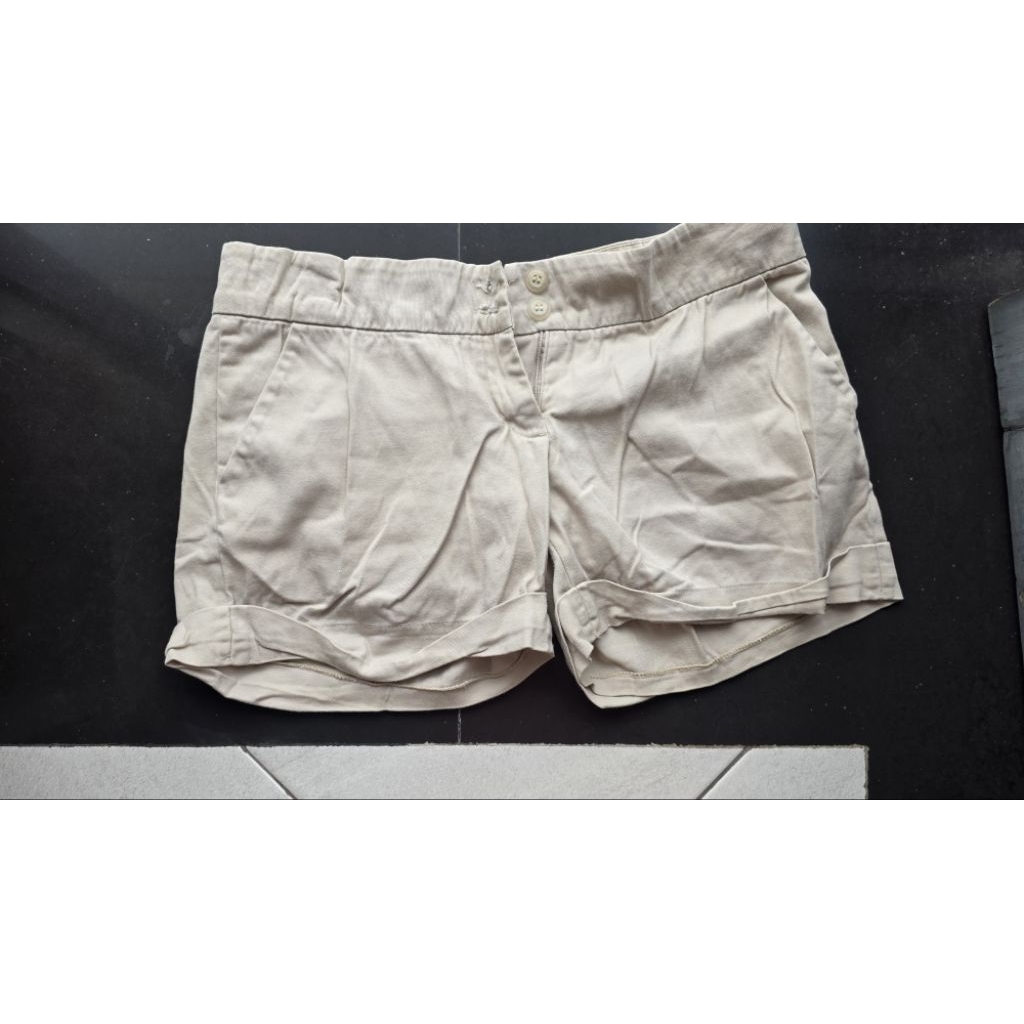 Preloved celana pendek wanita | celana pendek perempuan | warna cream | merk nyla | koleksi pribadi