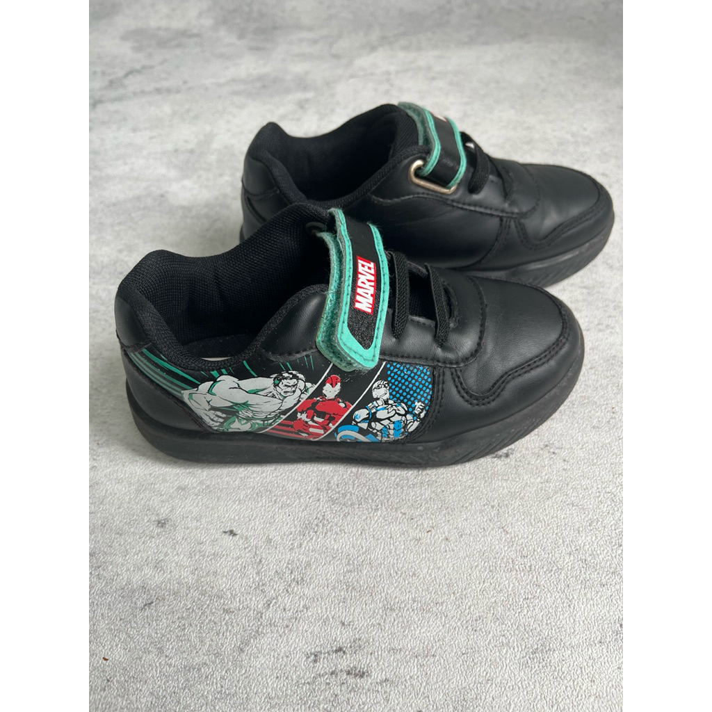 Preloved Sepatu Anak TK Marvel