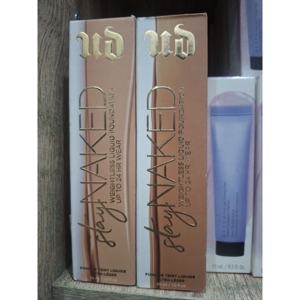 URBAN DECAY stay naked weightless foundation