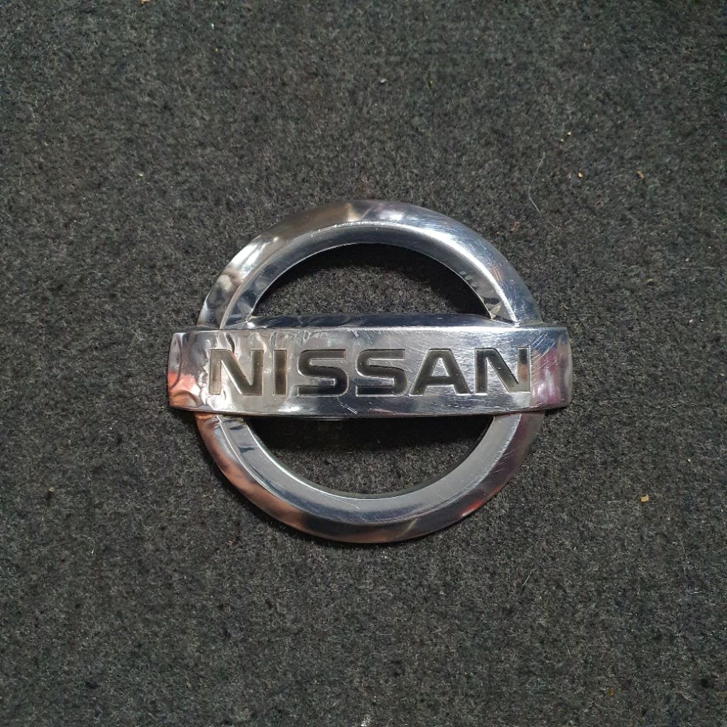 EMBLEM LOGO NISSAN 62890-1U600 NISSAN GRAND LIVINA X-GEAR ORIGINAL COPOTAN