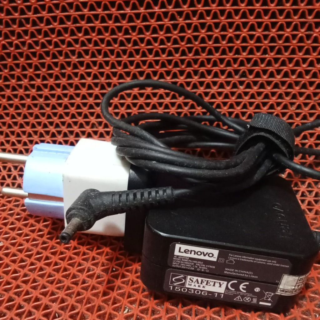 ADAPTOR LAPTOP LENOVO 45W model PA-1450-55LK INPUT:100-240 V~1.7A.50-60Hz. output 20V--2.25A DENGAN 