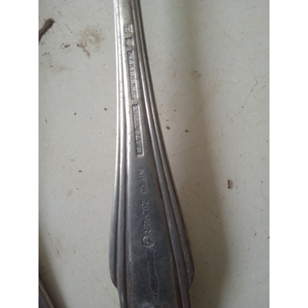 dua sendok ukuran besar lapis perak