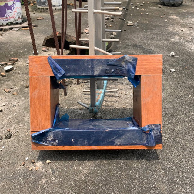 loster lubang angin bahan aluminium motif kayu tanpa kaca tinggal pasang