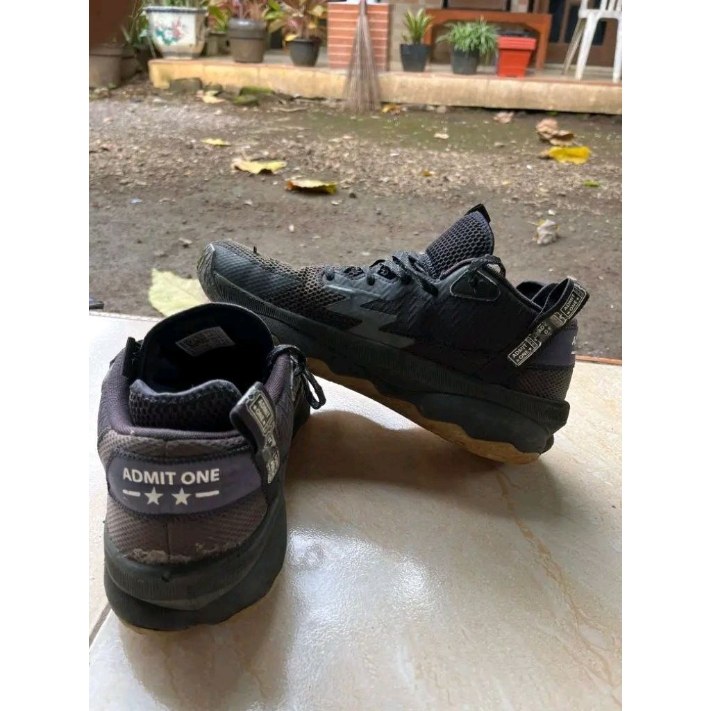 Sepatu Basket adidas