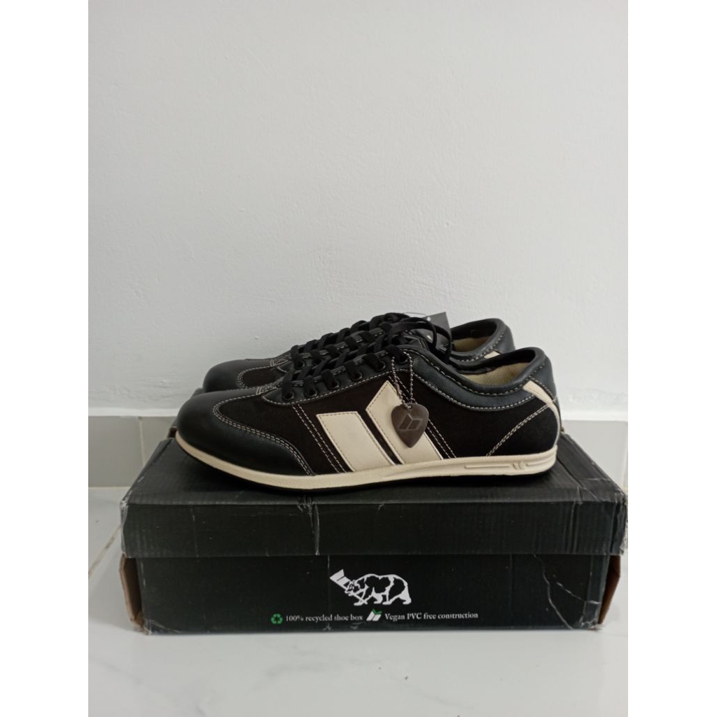 Macbeth Brighton Black Cement NEW (41 fit 42)