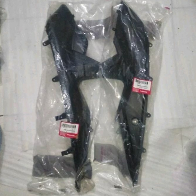 83520KVB900-83620KVB900-SAMBUNGAN,BODYCOVER,L-R,SiDE,KANAN-KiRiVARiO11O,KARBU,CW,PERTAMA