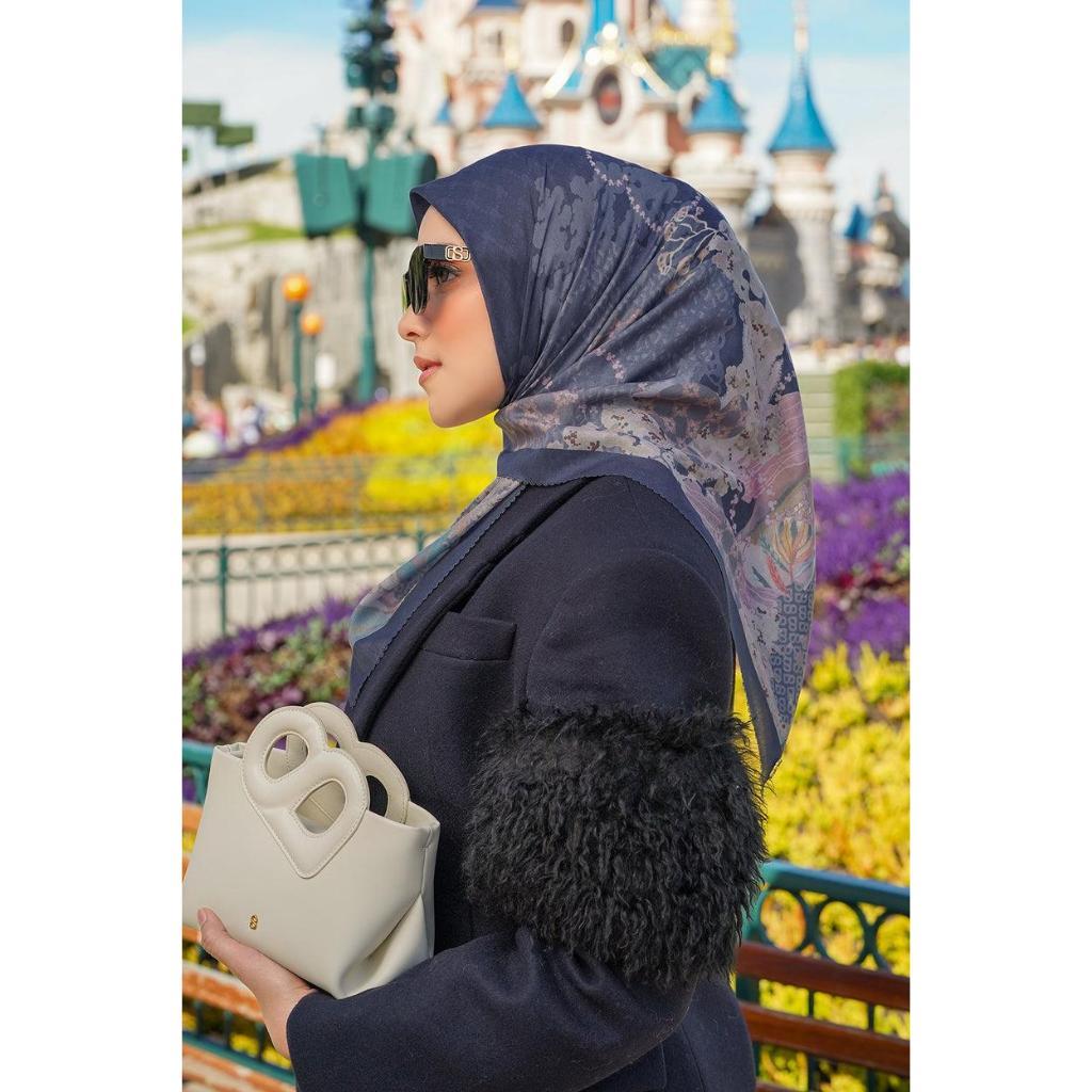 (PAKAI POUCH) Hijab Segi Empat Motif Disney Jubilation Series Semi Buttonscarves BS Laser Cut