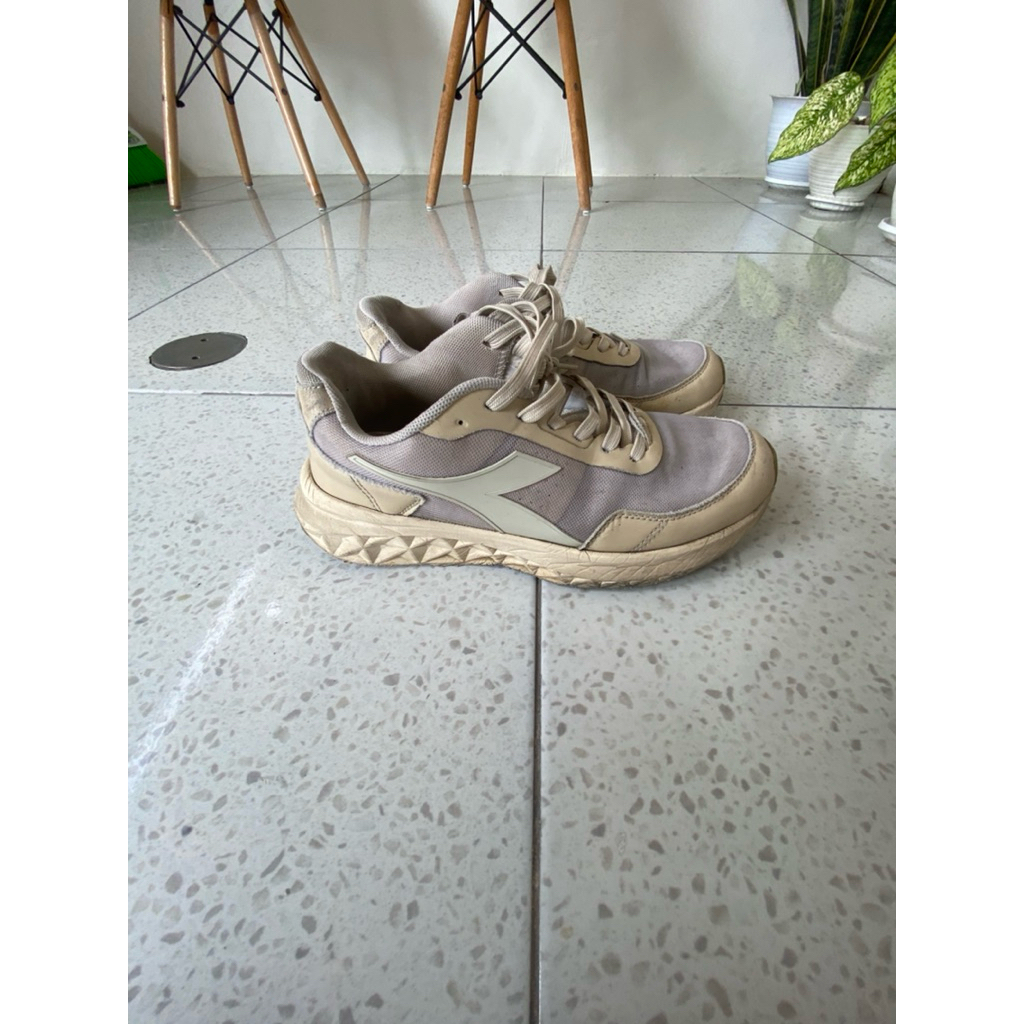 Sepatu Diadora Wanita Size 39 Preloved