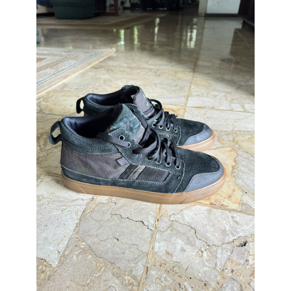 Sepatu Hitam Mid Sole Vibram