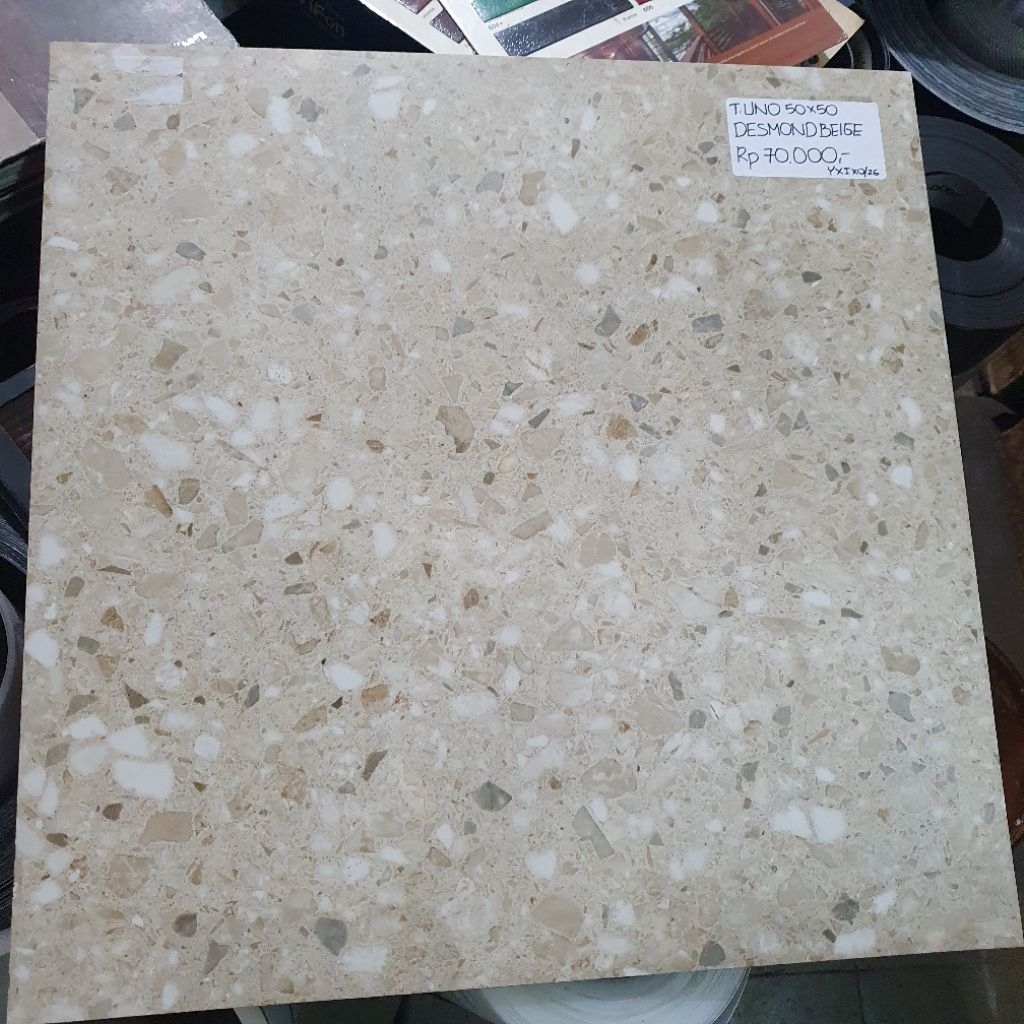 keramik lantai kamar mandi garasi teras rumah UNO 50X50 DESMOND BEIGE motif terazzo teraso batu cokl