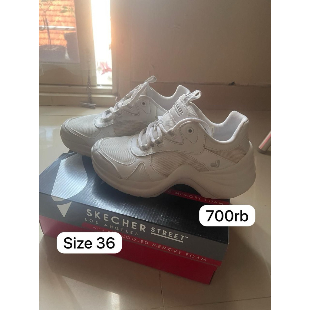 Skecher sepatu wanita