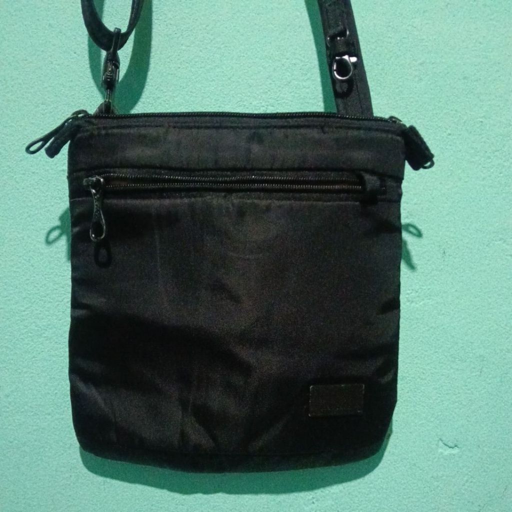 pacsafe tas selempang