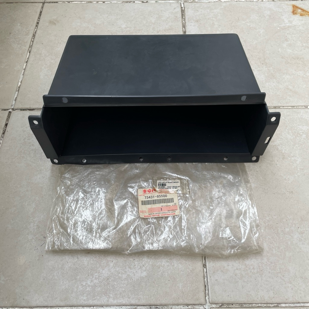 KOTAK LACI DASHBOARD (GLOVE BOX) SUZUKI CARRY 1.0 ST100 ORIGINAL SUZUKI (SGP) 73431-85500
