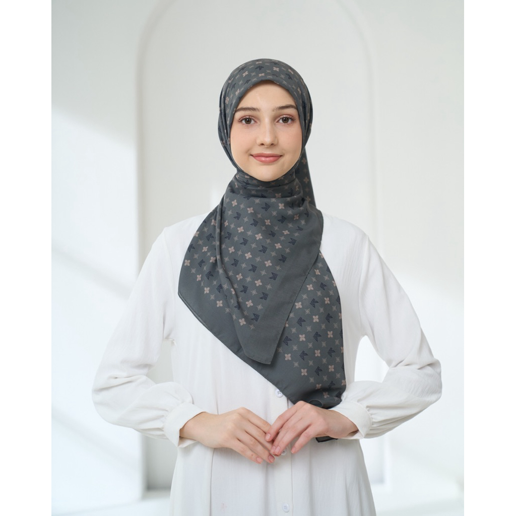 CHLOE PATTERN KORINA HIJAB SEGIEMPAT MOTIF KORINA SCARF