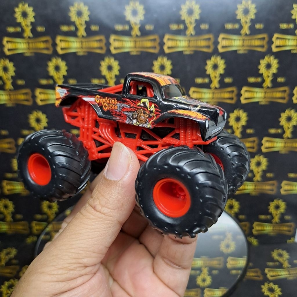 LOOSE MONSTER JAM LOOSE MONSTER JAM CAPTAIN CURSE MONSTER JAM 1:64 MONSTER JAM KOLPRI KONDISI 99%