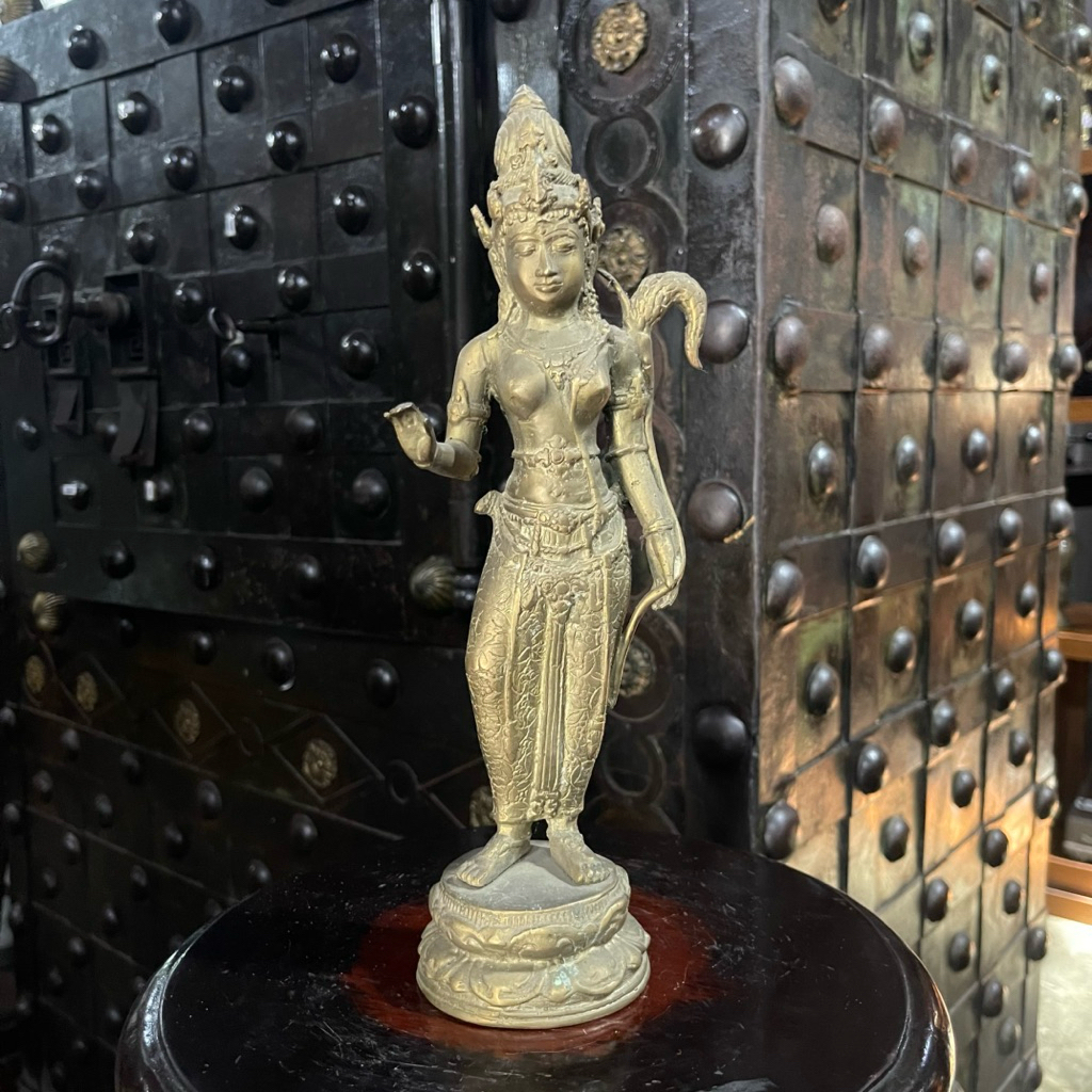 Patung Kuningan Dewi Sri - Dewi Padi & Kesuburan Berdiri di atas Bunga Teratai Lawas Jadul Tua