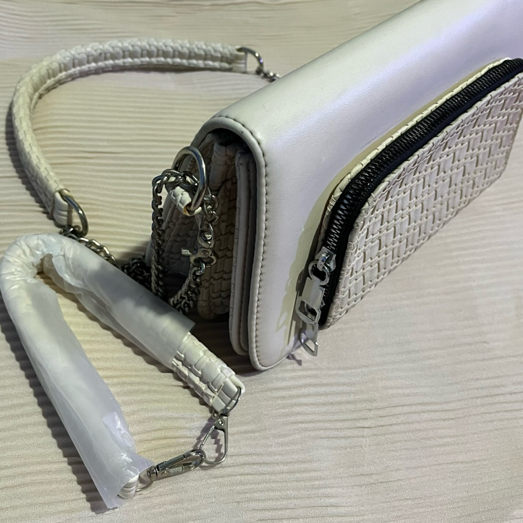 [Preloved] Tas slempang warna Ivory/putih