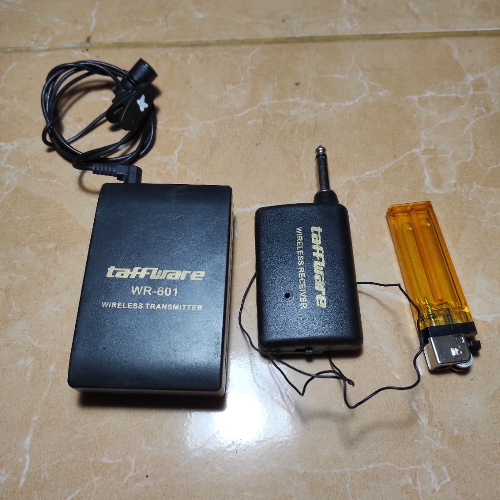 mic wireless taffware wr-601 bekas off rusak bahan Oprekan sesuai di foto ( baca diskripsi)