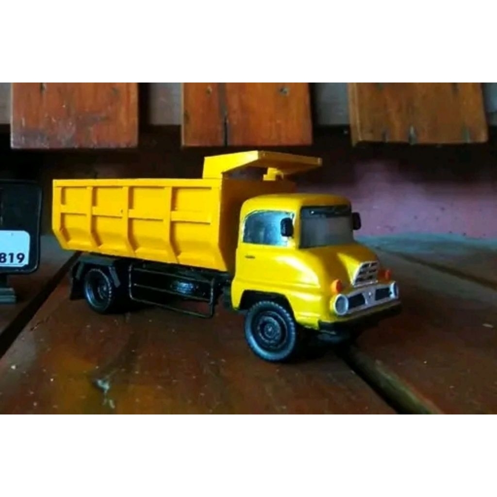 Miniatur truk Thames Dump