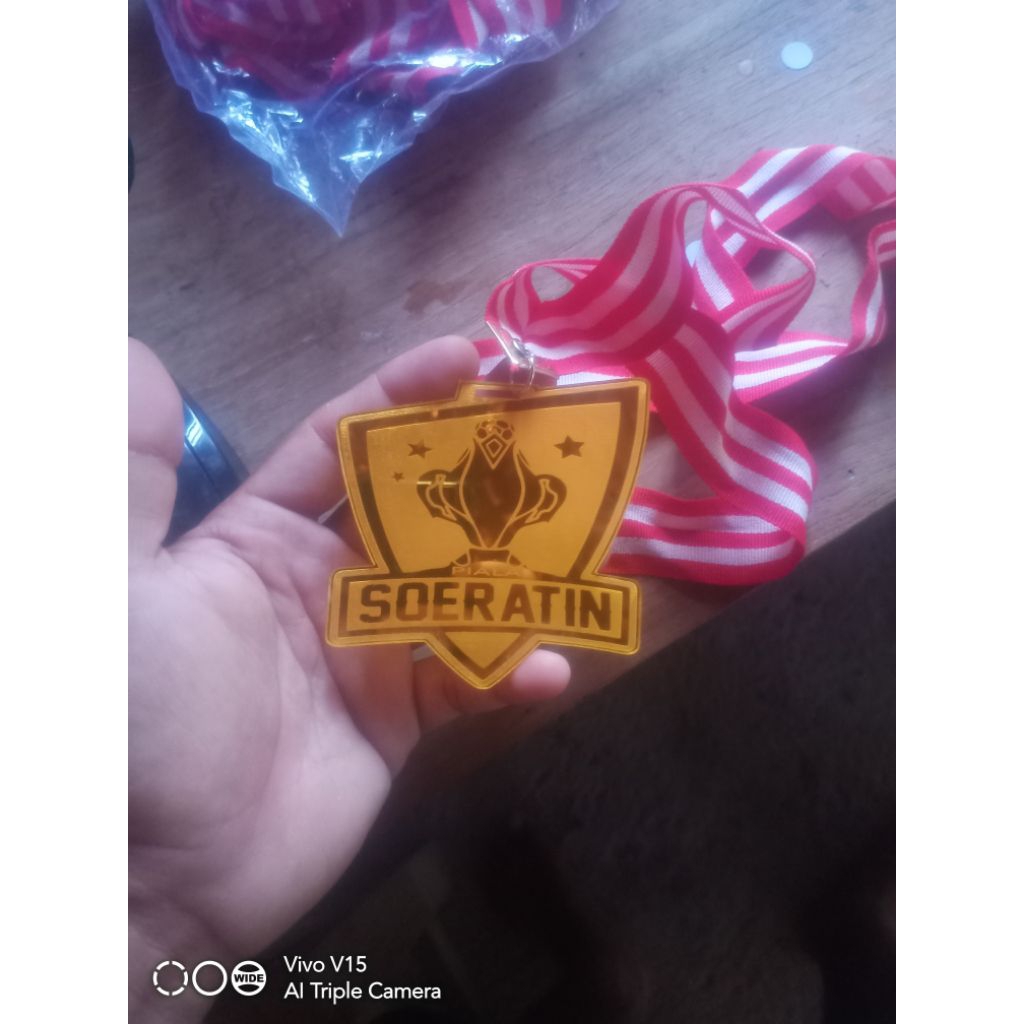 medali akrilik atau piagam untuk lomba atau penghargaan