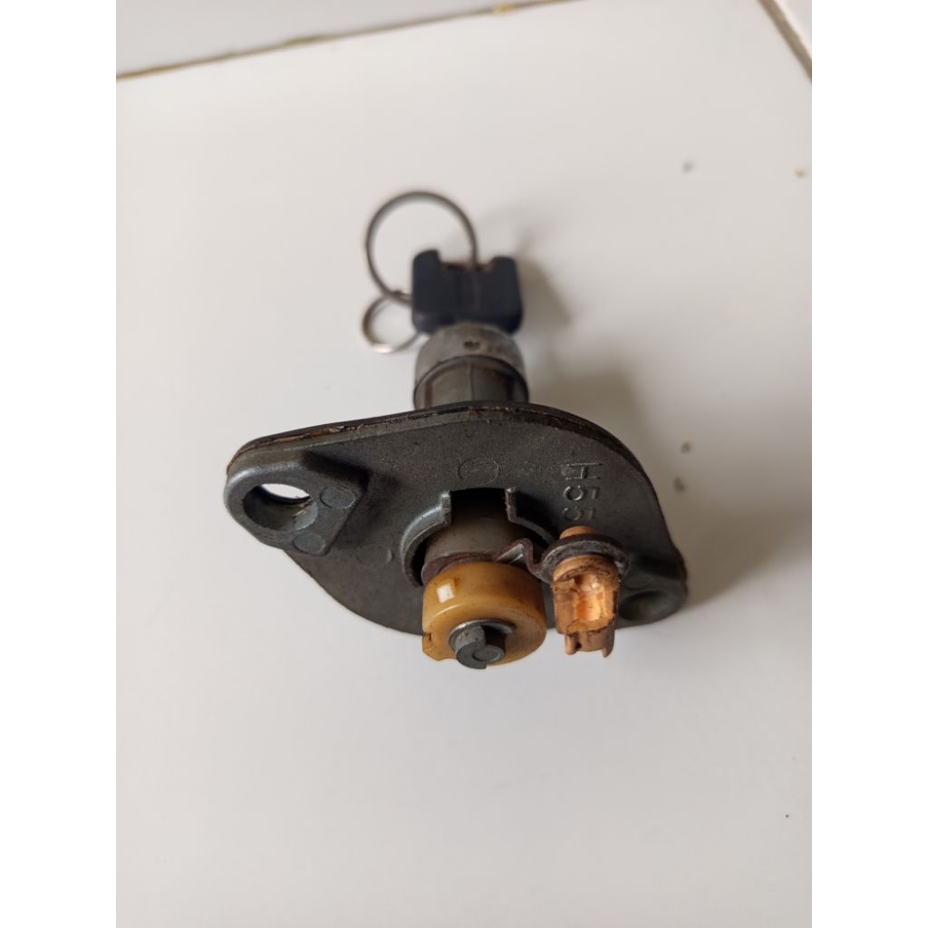 kunci dan rumah kunci bagasi mazda famillia lantis