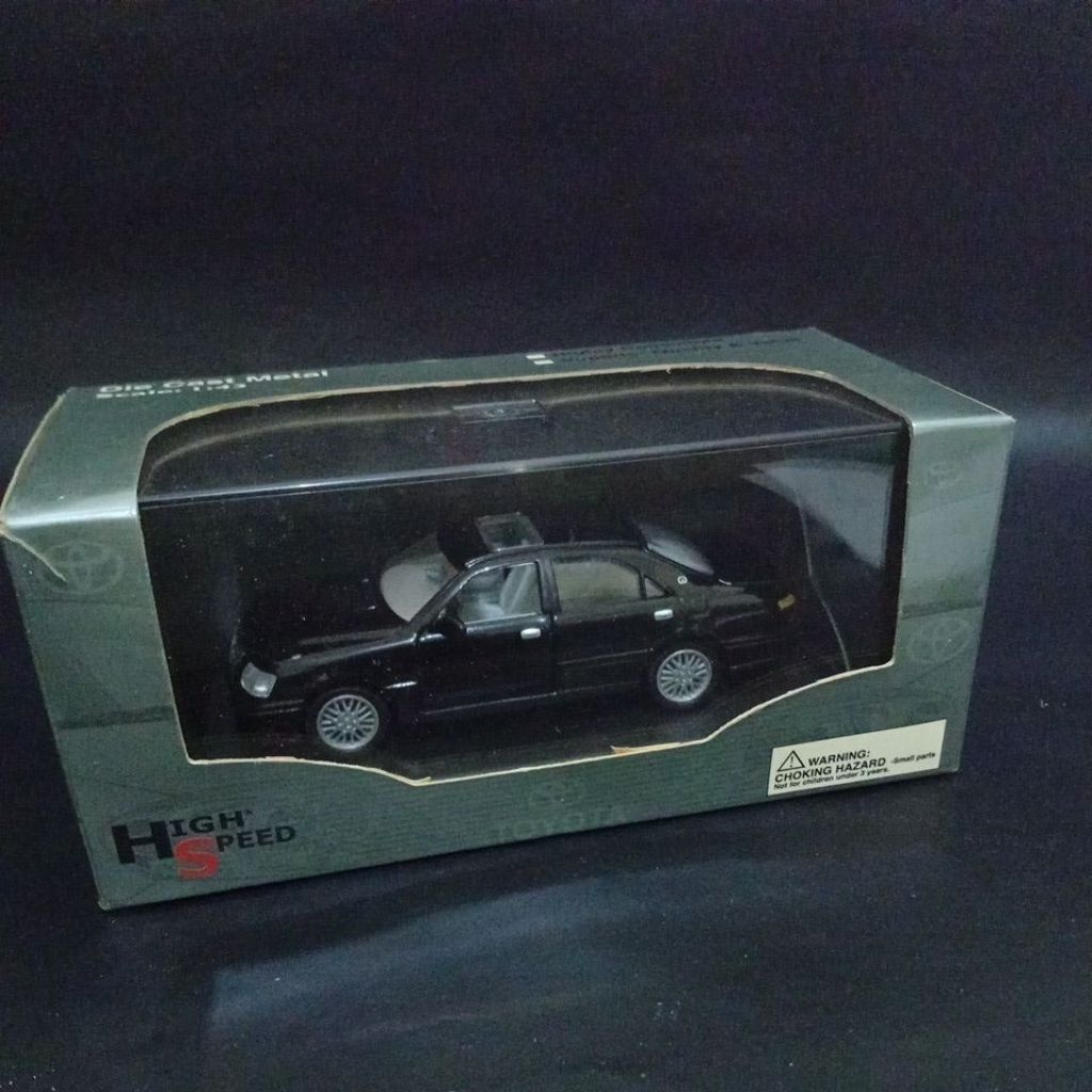 High speed diecast Toyota Crown 1/43