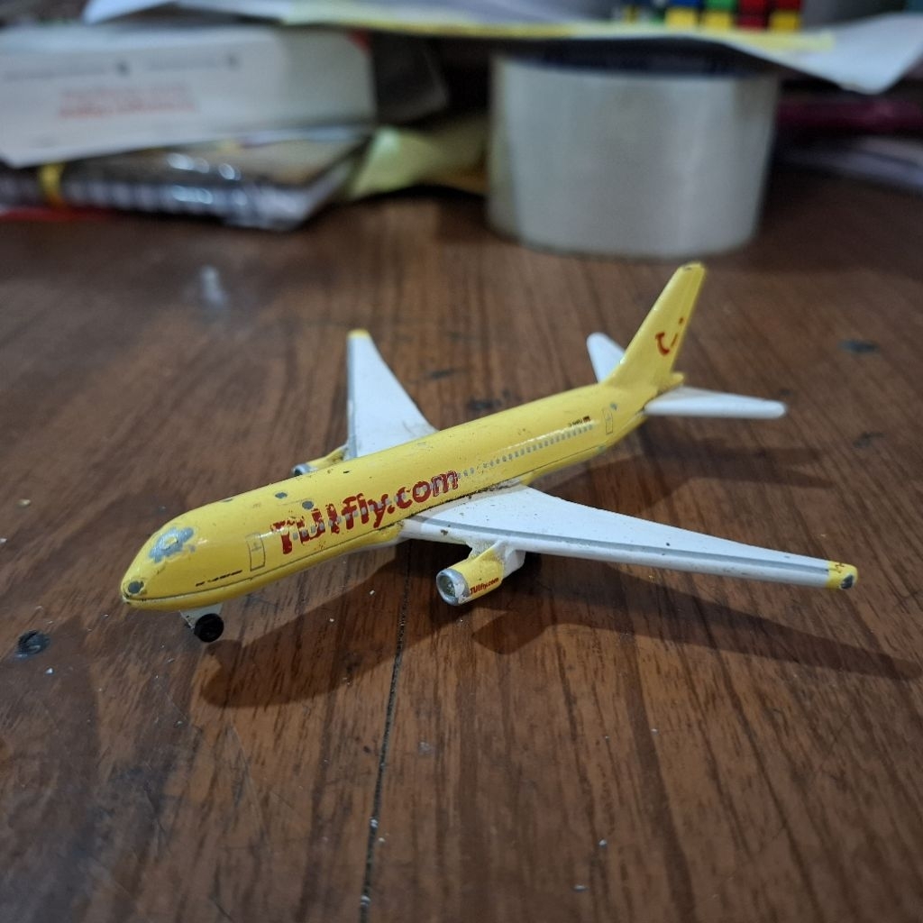 junk mainan pesawat Majorette Boeing B767 TUI fly