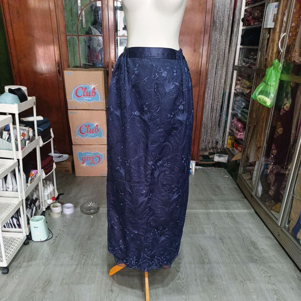 rok bawahan kebaya biru navy LP 90