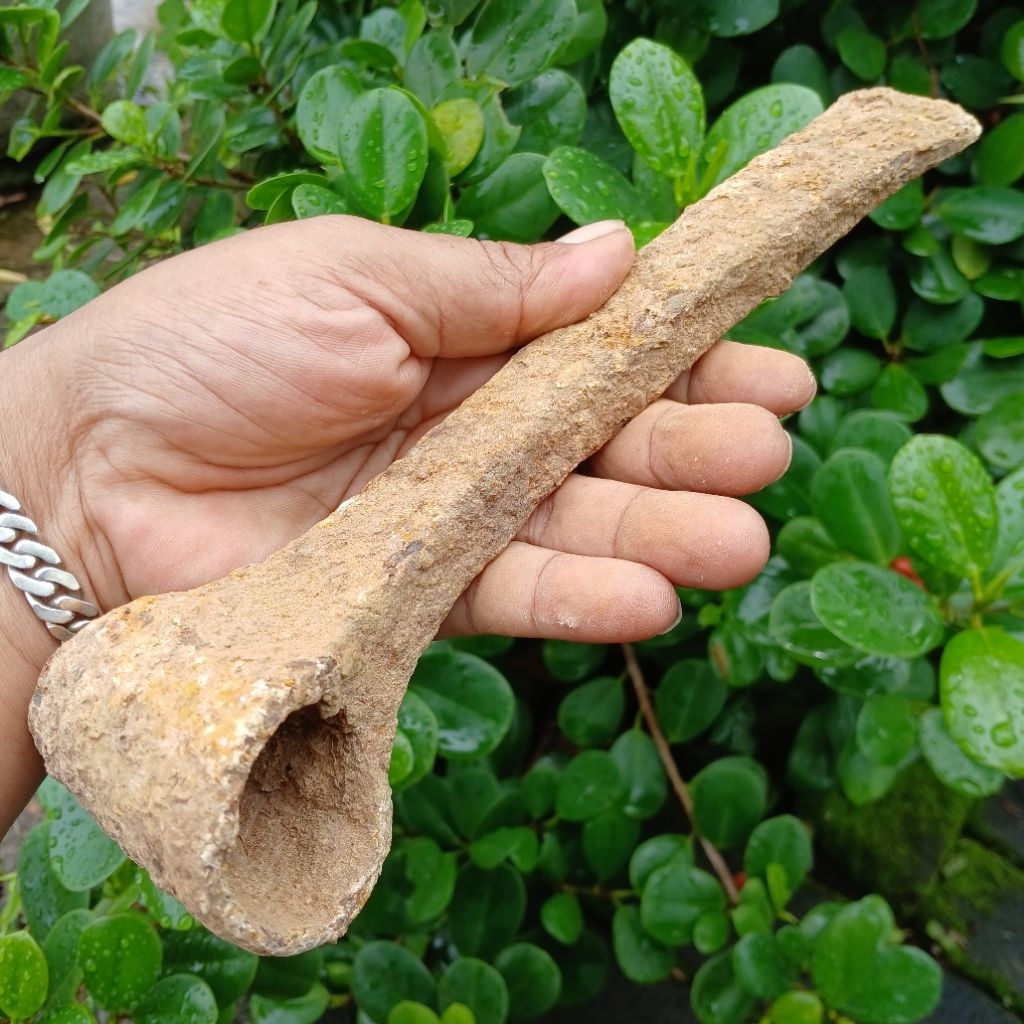 Koleksi Temuan Galian Tanah Kapak Besi Lincung KUNO