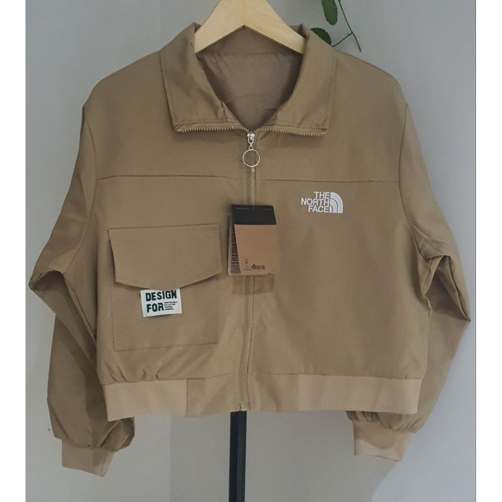 Jacket Wanita Crop Bahan Parasut Anti Air Tulisan Timbul Jacket Wanita Fashion Kekinian