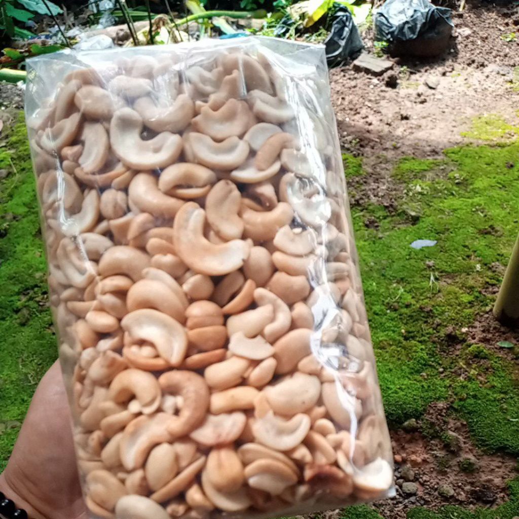 Kacang mete belah oven