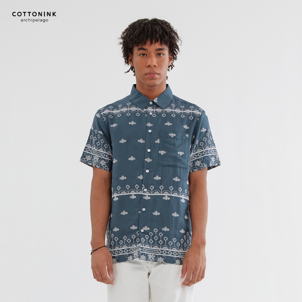 COTTONINK - Atasan Kemeja Pria Aksara Biru Laut #RayaArchipelago2026