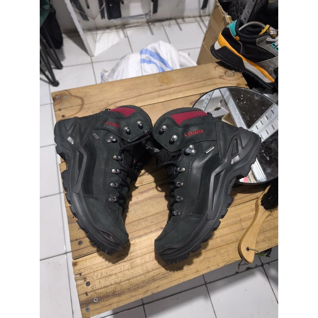Sepatu Lowa reneged,sepatu lowa,second original,hiking,gunung,treveling