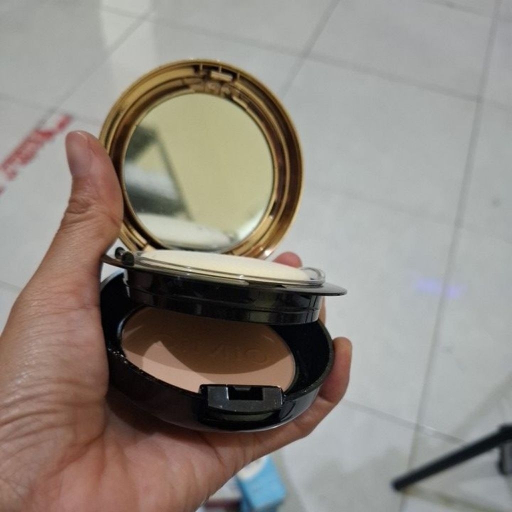 bedak padat oimio
