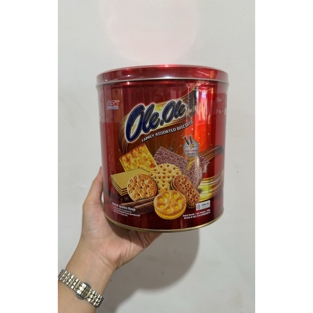 Ole Ole Kaleng Bulat Family Assorted Biscuits 250gr