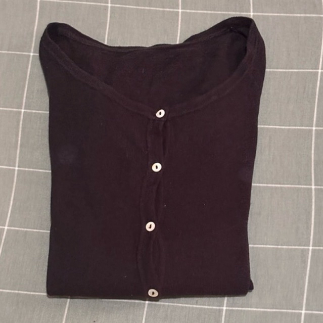 Preloved Cardigan Hitam Kaos Lengan Panjang Earth Music & Ecology