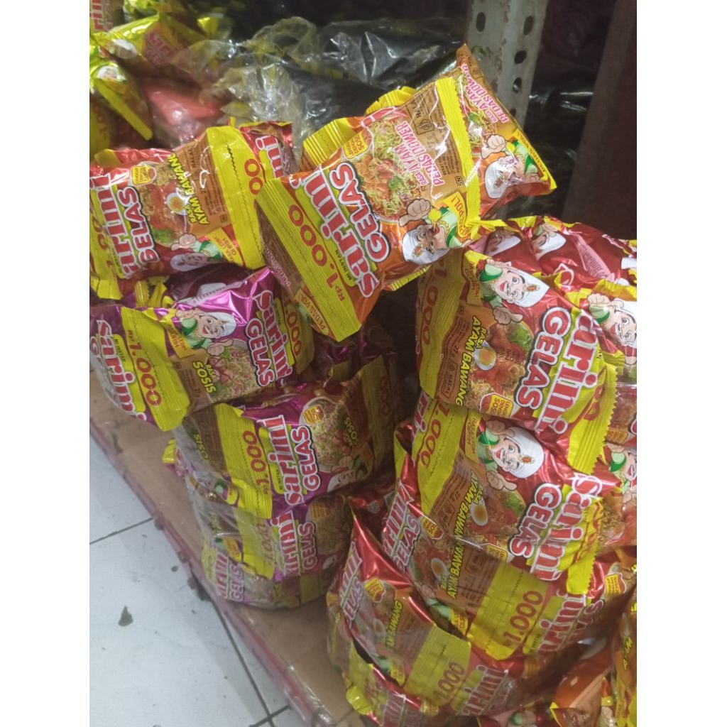sarimi mie gelas rasa ayam pedas dower. sosis. ayam bawang