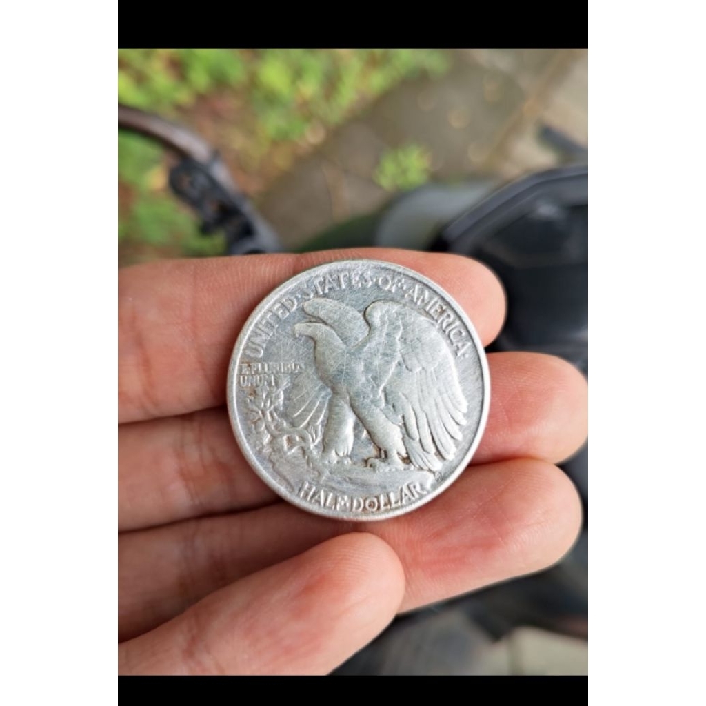 Koin perak Walking liberty half dollar