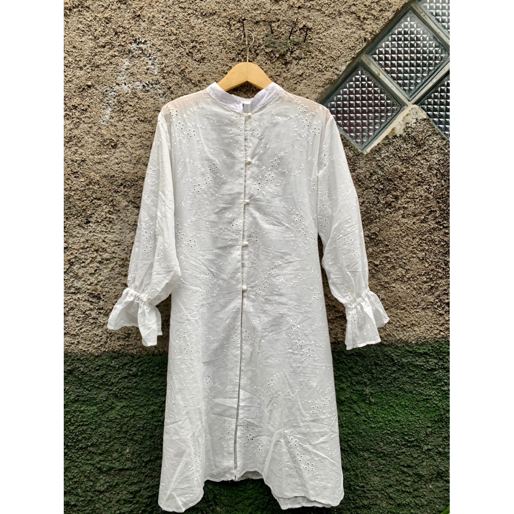 Sienna Outer Tunik Katun Bolong Premium – Atasan Wanita Big Size Jumbo – Blouse Katun Adem Elegan Le
