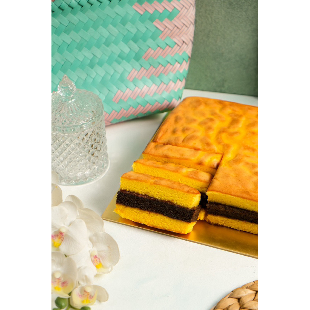 Lapis Surabaya Premium Full Wijsman Eid Lebaran Raya Hampers | 22x22 | Eclair Cookies