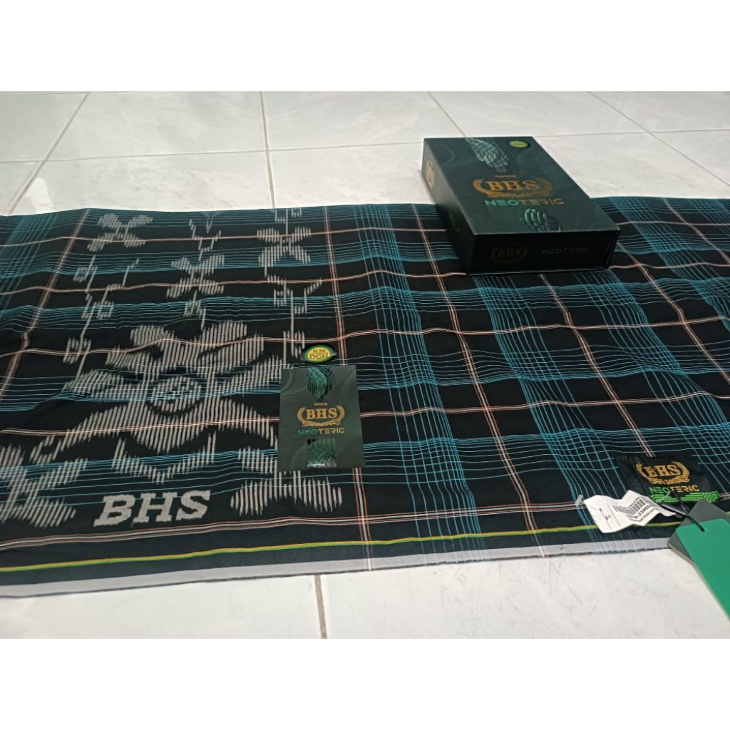 SARUNG BHS PUTIH KOTAK JADUL BAHAN ADEM KWALITAS TERJAMIN