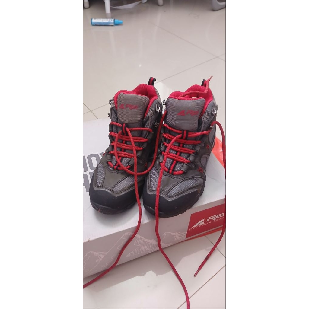 Sepatu Gunung Wanita Merk Rei - Size 36 - Preloved