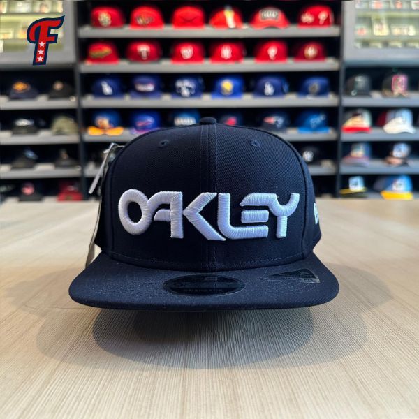 Baseball New Era Topi Baseball New Era x Oakley 9FIFTY Snapback Warna Navy Aksesori Penutup Kepala P