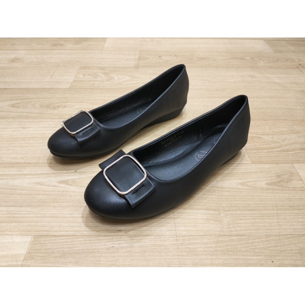 Sepatu Flat Wanita Bata Original Bahan Sintetis Flat Shoes Wanita Terbaru Warna Hitam dan Cream