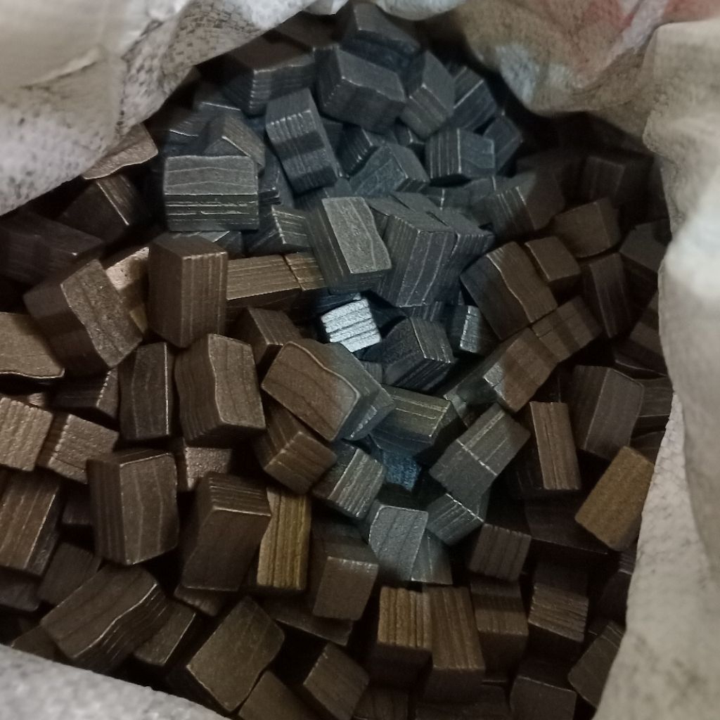 segmen M granit garis baru