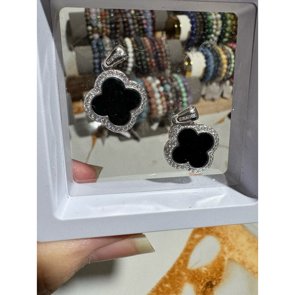 Liontin Giok Hitam Mocui Clover