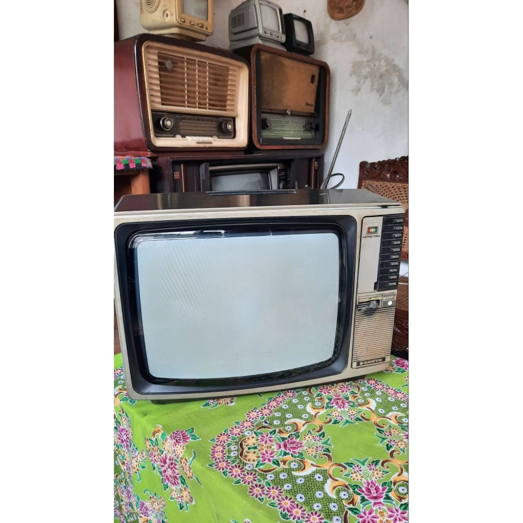 tv jadul sanyo kondisi fisik terbilang mulus